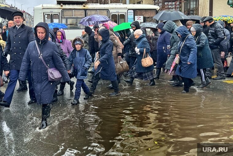    В Кургане отремонтируют тротуар, который топит дождями