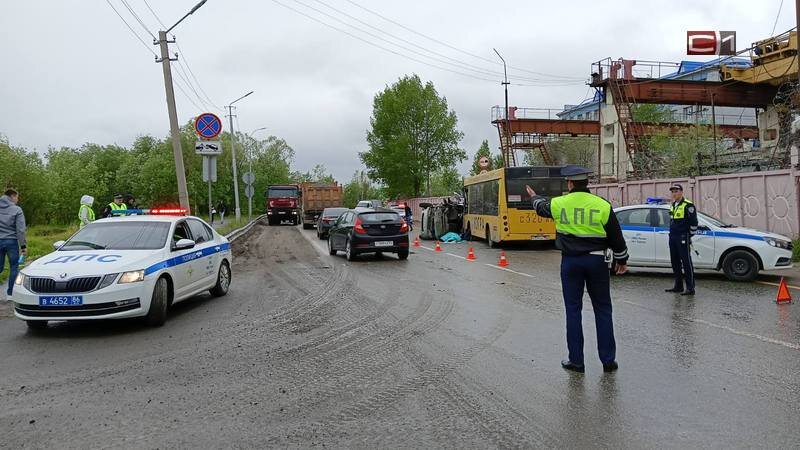    В Сургуте Lada влетела в автобус, погиб человек