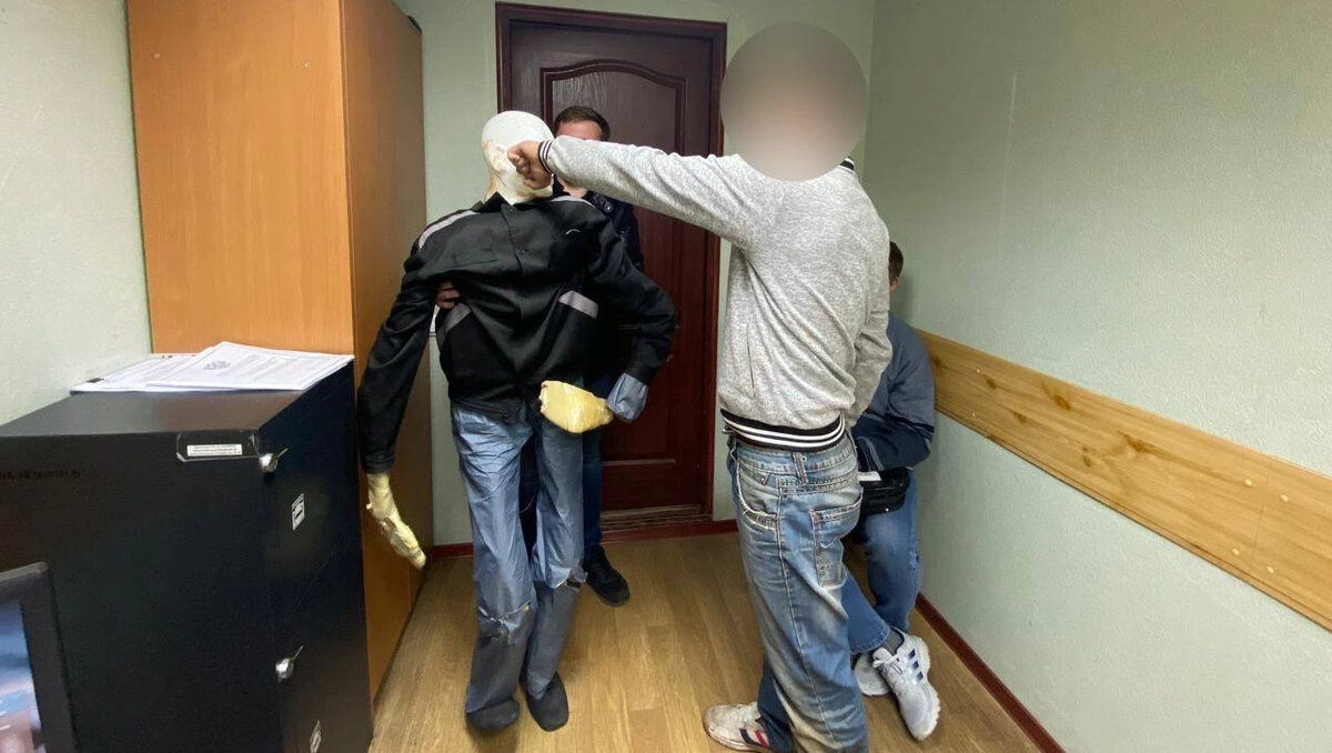     В Ижевске в одной из квартир на улице гор. Машиностроителей обнаружили тело убитого 31-летнего мужчины. Об этом сообщила пресс-служба СУ СКР по Удмуртии.