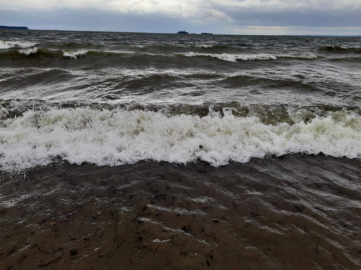      Обское море в ветреную погоду. Впереди виднеется остров Тайвань