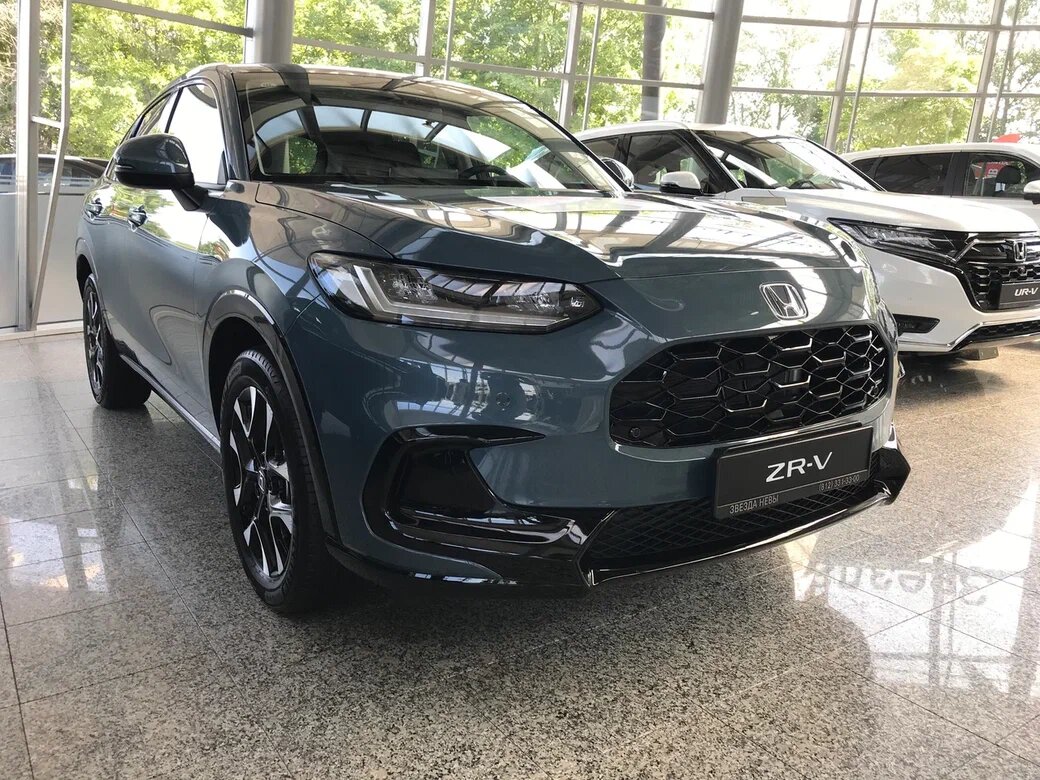 Кроссовер ZR-V может стать новым хитом Honda в России: у него стильный дизайн, просторный (относительно габаритов) салон с качественными материалами отделки, бодрый турбомотор и достаточно адекватный ценник.