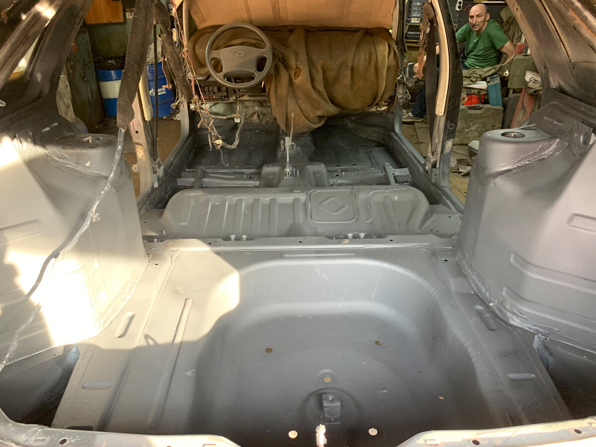 Общий вид внутренней части кузова, покрытой грунтом.