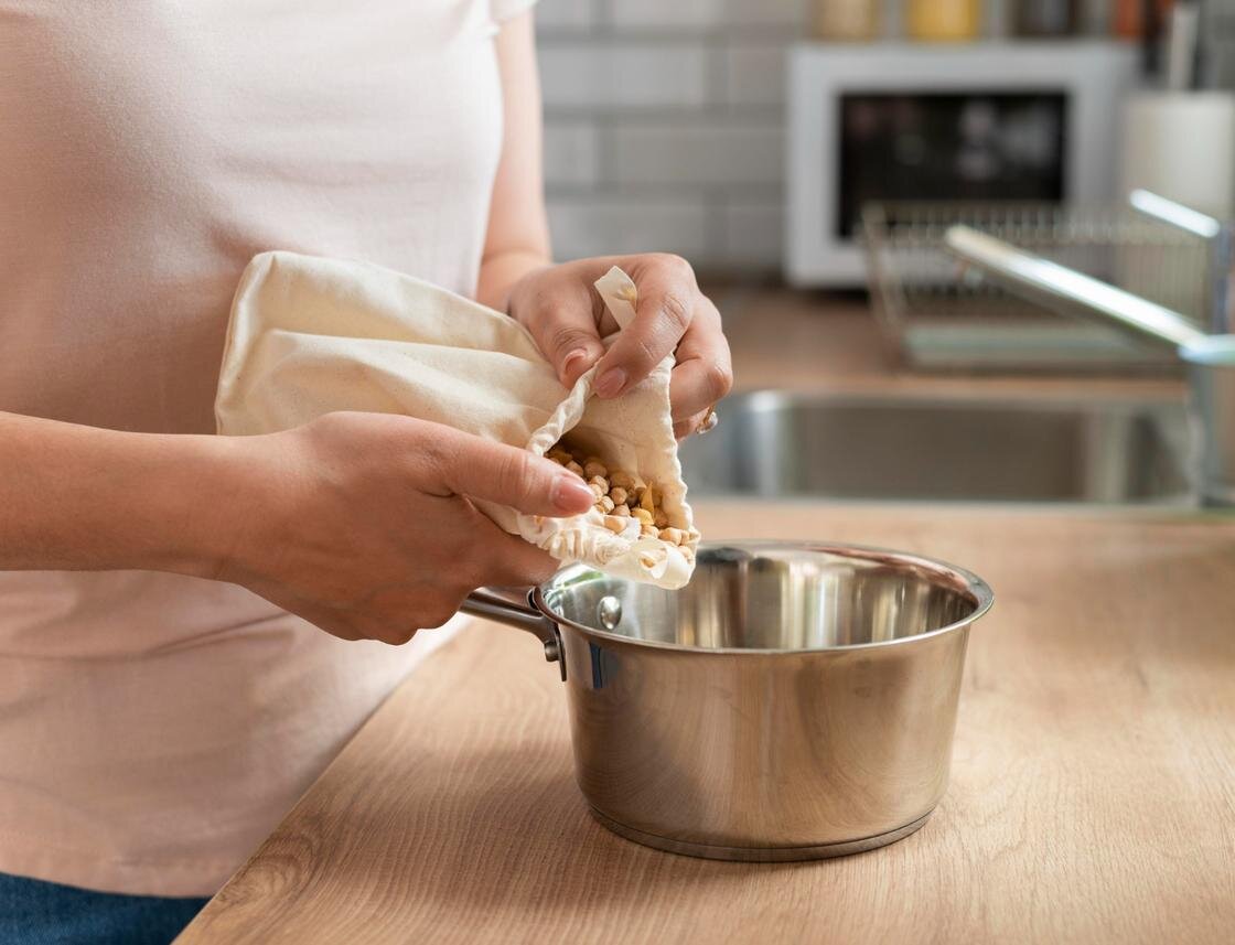    Нут пересыпают из мешка в металлический сотейник:Freepik