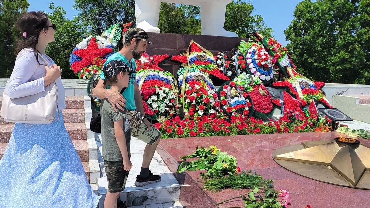 После возложения цветов к Вечному огню