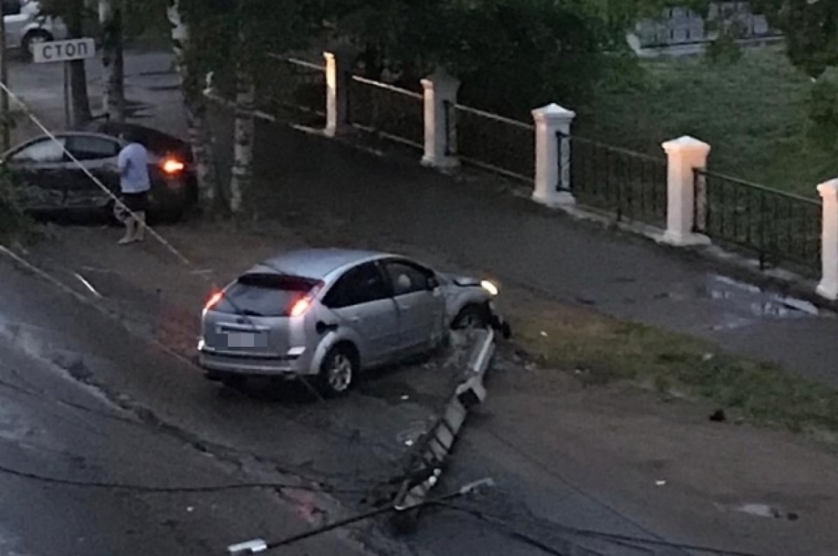 В Осташкове из-за ночного ДТП произошло отключение света | АиФ–Тверь | Дзен