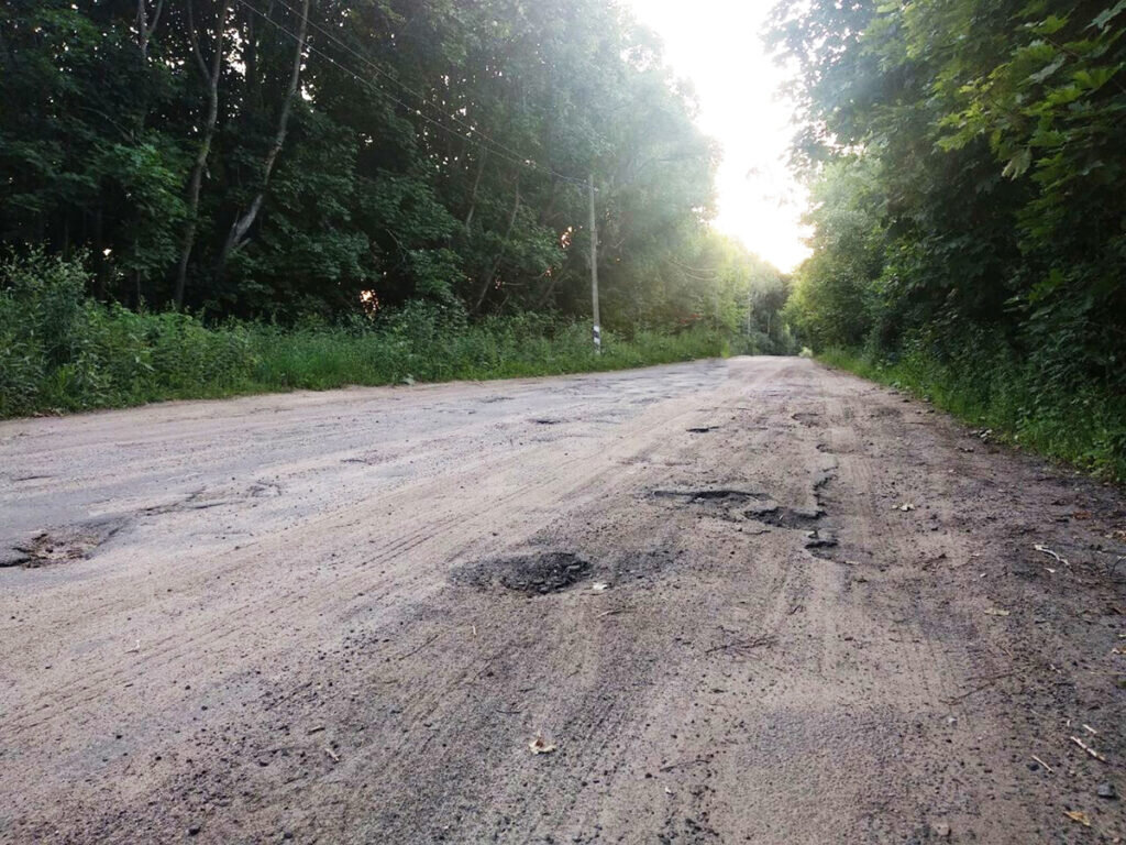 Фото сломанной автодороги в лесу