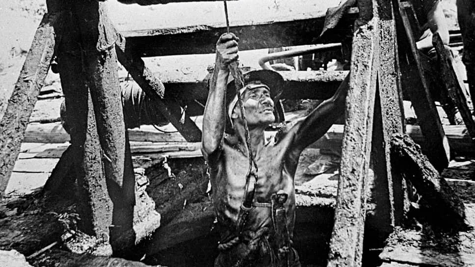 Фото: РИА Новости📷«Как откупщик, так и казна, при кратковременном заведывании нефтяными источниками, заинтересованные лишь в наибольшей выручке от дела, не заботились об улучшении способов добычи нефти, которая все время и производилась простыми неглубокими колодцами, а то и просто ямами»