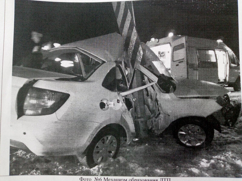 Машина была сильно повреждена, находящиеся внутри люди получили серьезные травмы