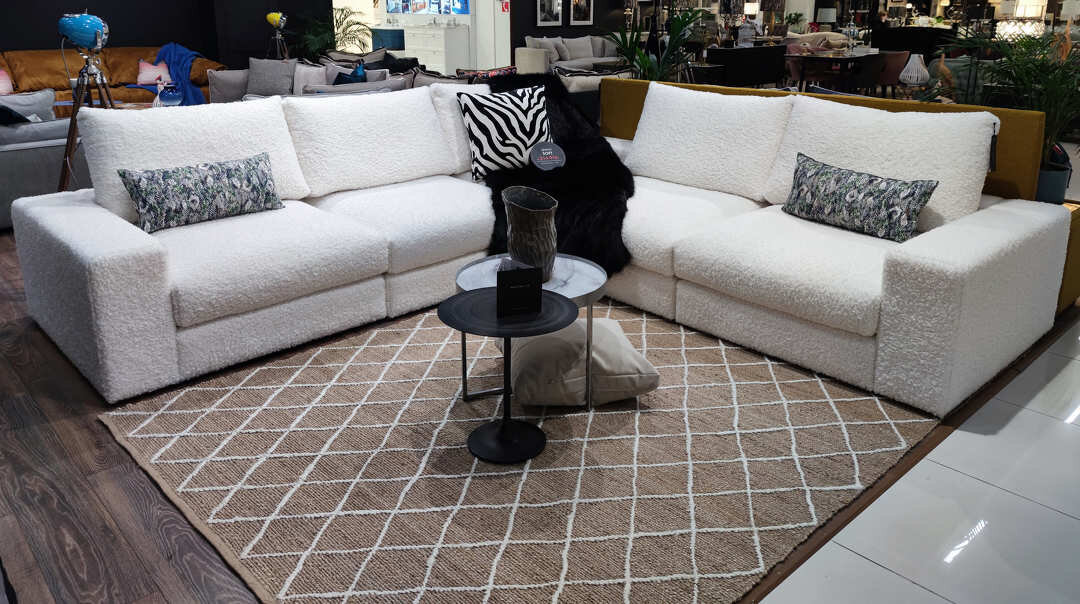 Пример использования мебели с обивкой из искусственного меха в современном интерьере