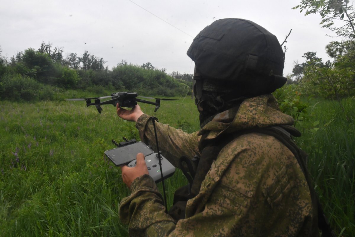    Российский солдат запускает дрон, 1-я Танковая армия ЗВО на Сватовском направлении. Луганская Народная Республика, Россия.