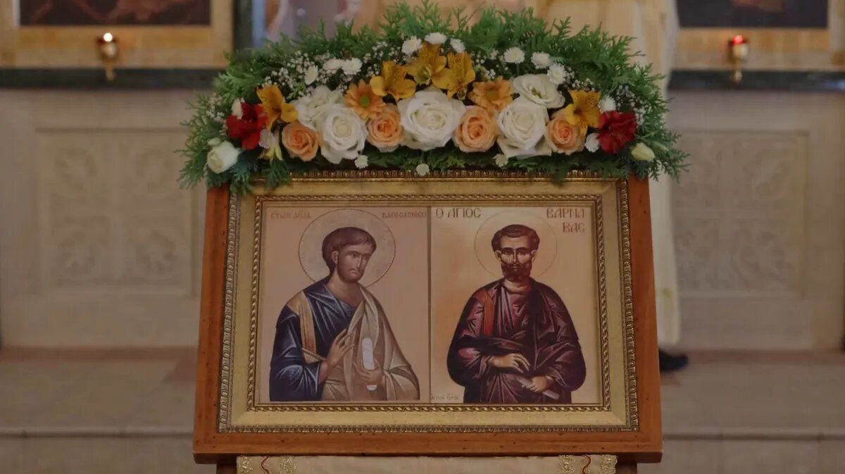 Образ апостолов на праздничном аналое. Фото: hram-uspenie-bogorodichno.org