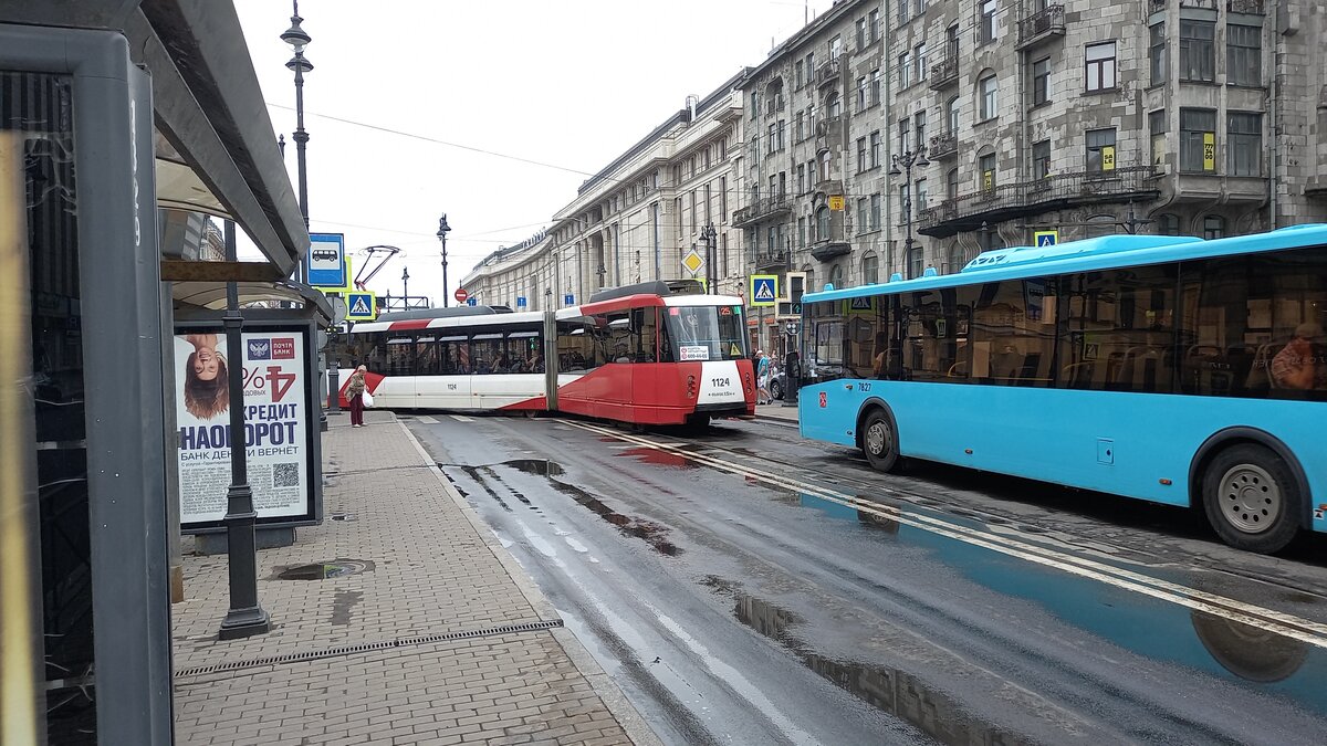 Выделенная полоса на Лиговском проспекте. Остановка "Кузнечный переулок"