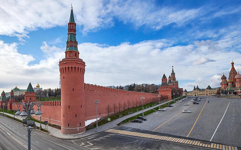 2 est по москве. Московский Кремль. Москва Кремль днем. На что похож Кремль. Кремль 2d.