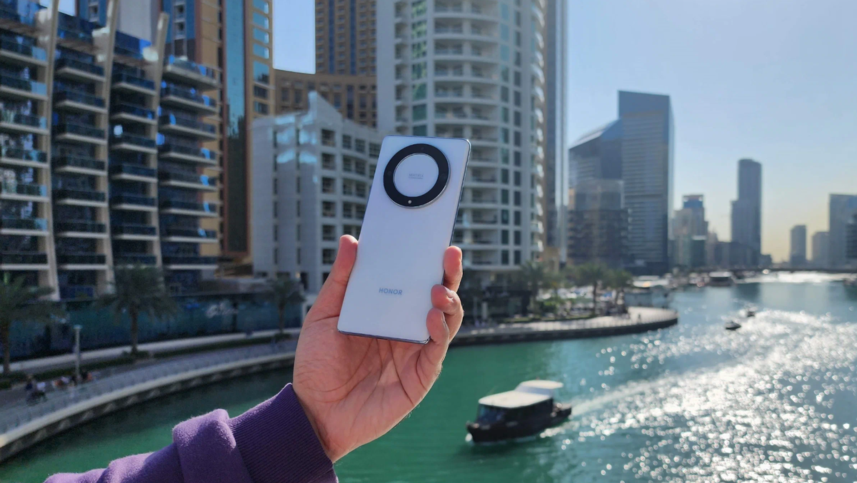 Стильный смартфон не теряется даже на фоне дубайских кварталов. В ОАЭ аппарат пользуется стабильным спросом. Фото: me.pcmag.com