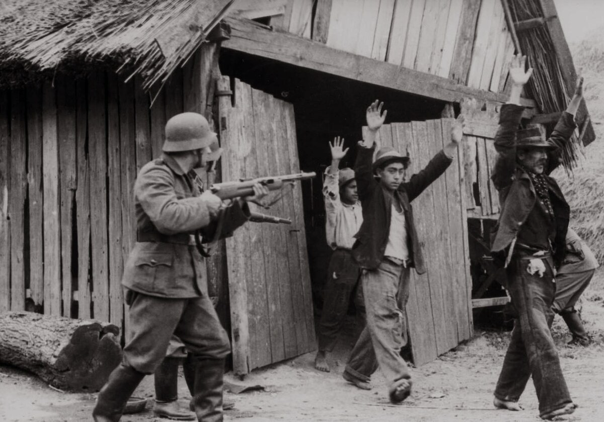 Еврей учит немца языку. Еврейские деревни в Белоруссии 1941. Немецкие солдаты расстреливают.