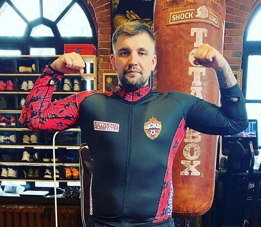    Спортивные тренировки Басты сложно представить без бокса. Рэпер настолько полюбил этот вид спорта, что даже открыл свою промоутерскую компанию Gazfight, где он ищет по всей стране молодых талантливых боксеров и помогает им реализоваться.Соцсети