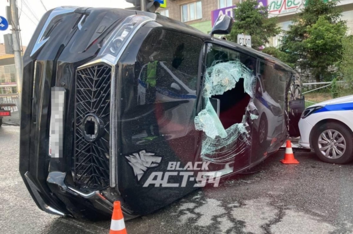    В Новосибирске раскрыли историю перевернувшегося Land Cruiser с 28 штрафами