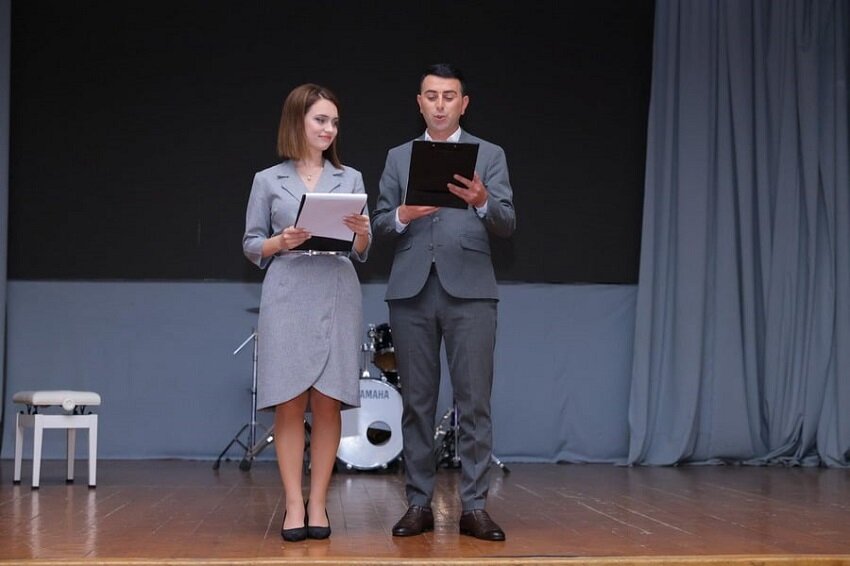 Концерт, посвященный 85-летию со дня основания Степанакертской музыкальной школы имени Комитаса, прошел в необычных условиях: в темноте, при свете фонариков мобильных телефонов.-5