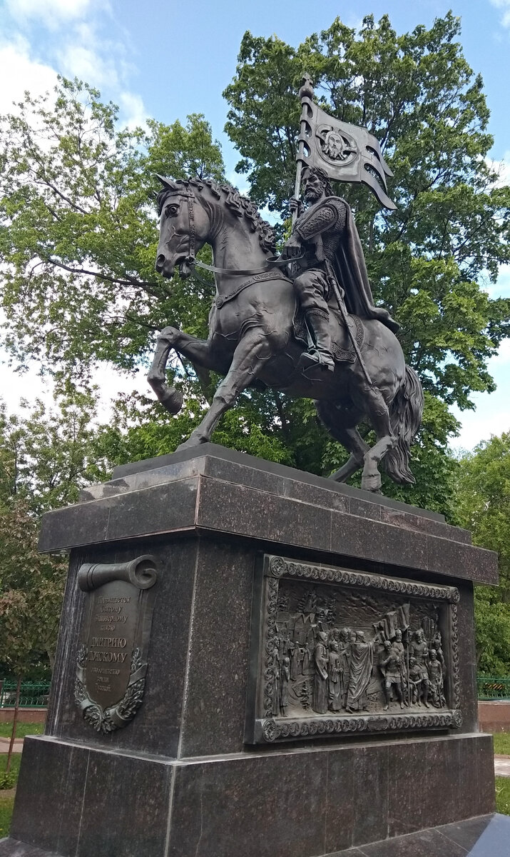 Памятник святому благоверному князю Дмитрию Донскому, недалеко от Солянки (сквер на пересечении Николоямской и Яузской улиц). Фото автора