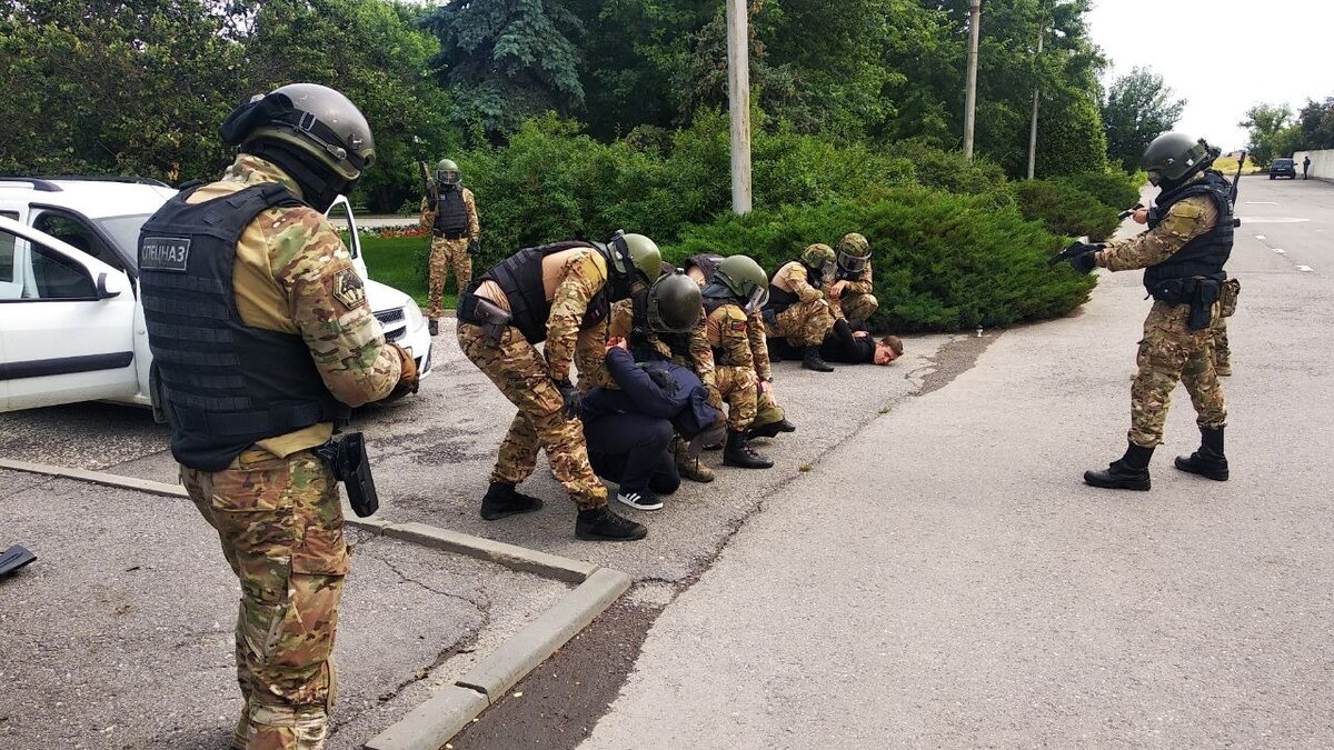     Волгоградцы заметили в Советском районе много вооруженных людей, но силовики заранее предупредили горожан о проходящих здесь антитеррористических учениях.