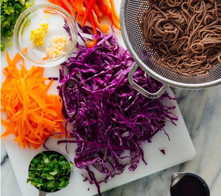 Цветная лапша Соба с овощами и кунжутом