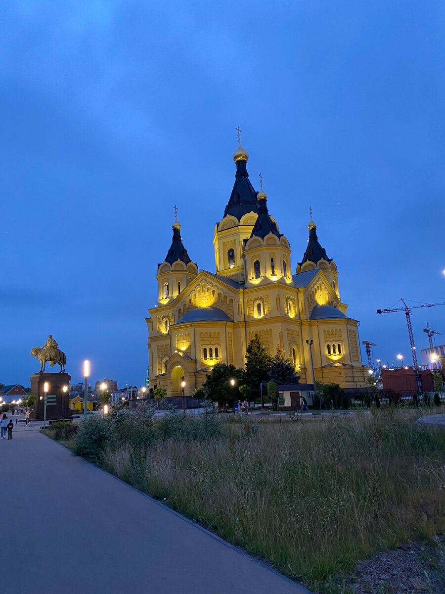 Фото автора. Собор Александра Невского на Стрелке. Прогуляться здесь вечером - отдельное удовольствие 