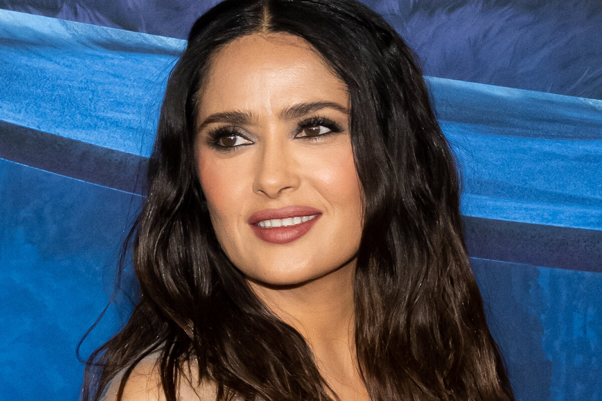     «Я принимаю целебную силу»: Сальма Хайек снялась обнаженной в сауне, прикрывшись двумя полотенцами