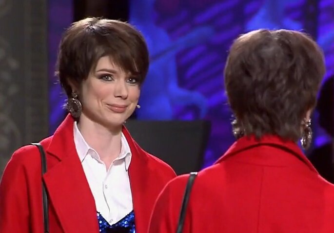 Эльвира после преображения стала брюнеткой с короткой стрижкой