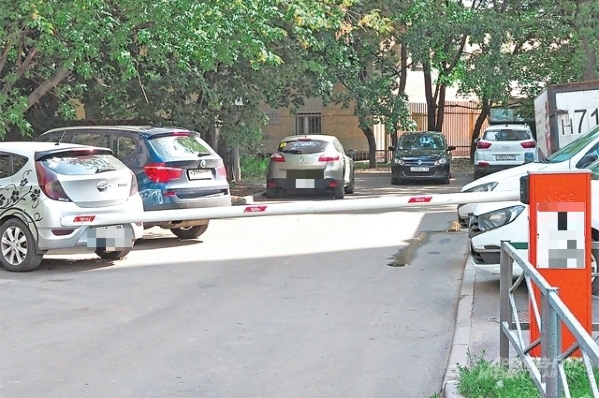    Проект о закрытии дворов в зоне платной парковки поддержали депутаты ЗакСа
