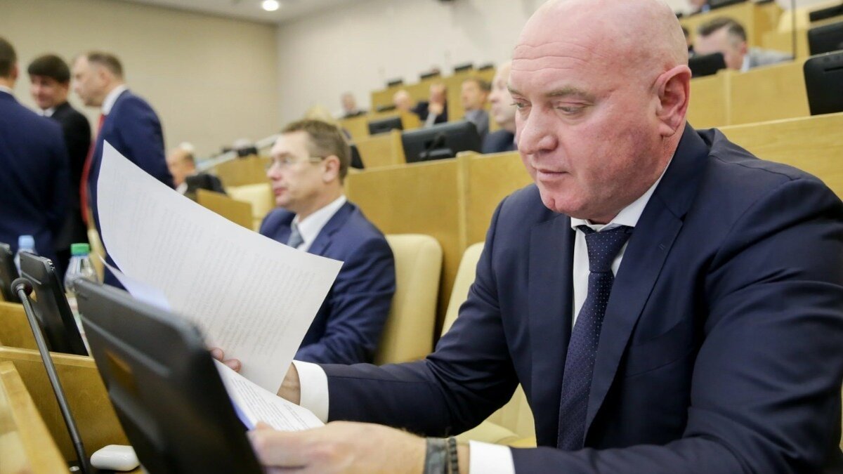     В Игарском городском суде рассмотрят дело группы, которой, по мнению правоохранителей, руководили депутат заксобрания и бывший депутат Госдумы Сергей Натаров и его сын Антон Натаров.