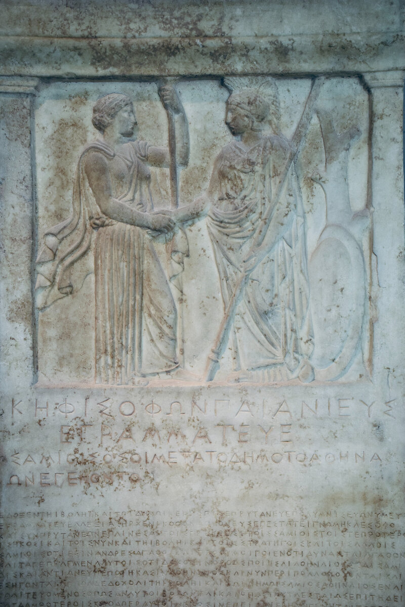 Афиняне чтят и даруют привилегии своему союзному городу Самосу в благодарность за его лояльность и самоотверженность в конце Пелопоннесской войны, когда другие союзники отделились. На рельефе божества-покровители двух городов, Афина и Гера соответственно, обмениваются рукопожатиями в знак своего согласия. Название: Decrees for Samos.
Создатель: Unknown
Дата создания: 405/4 and 403/2 BC
Фактические размеры: w560 x h1130 m
Exhibition: The Acropolis and the foreign policy of Athens
Тип: Inscribed stele
Права: Acropolis Museum Collection