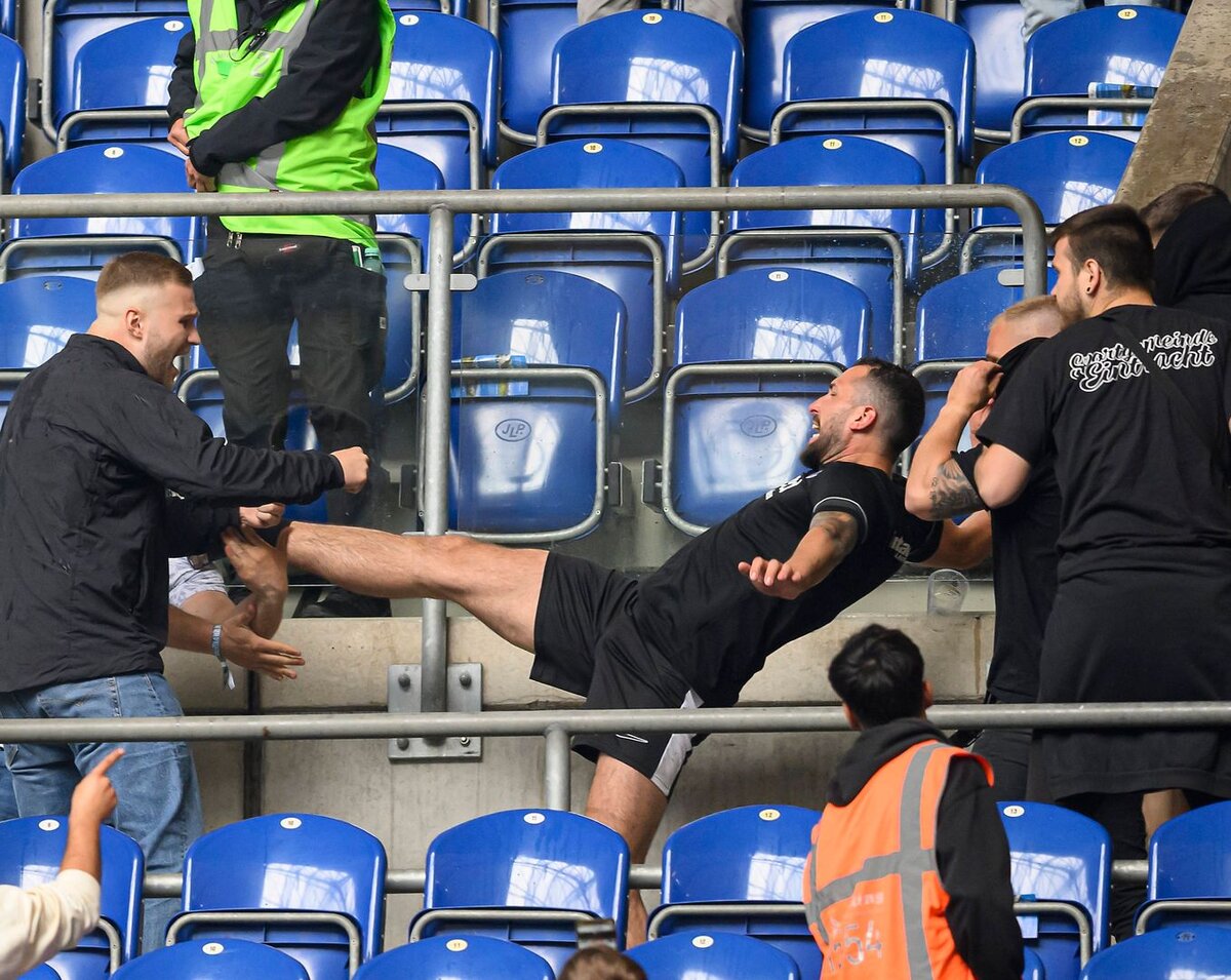    Драка на футбольном матче © IMAGO/Anke WaelischmillerSven S/Global Look Press