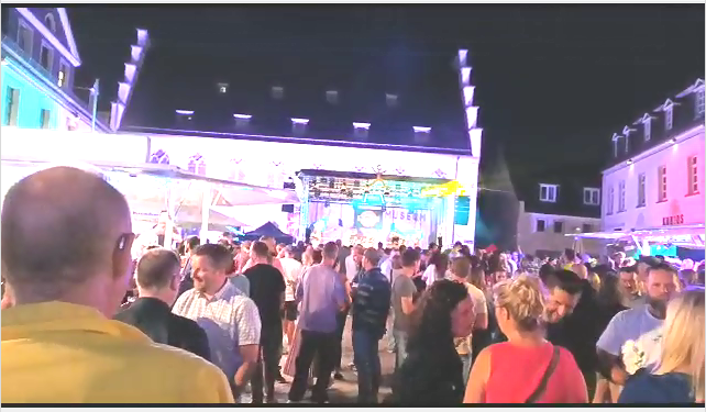 По вечерам звучала музыка и  взрослые с удовольствием отдыхали на этих площадках