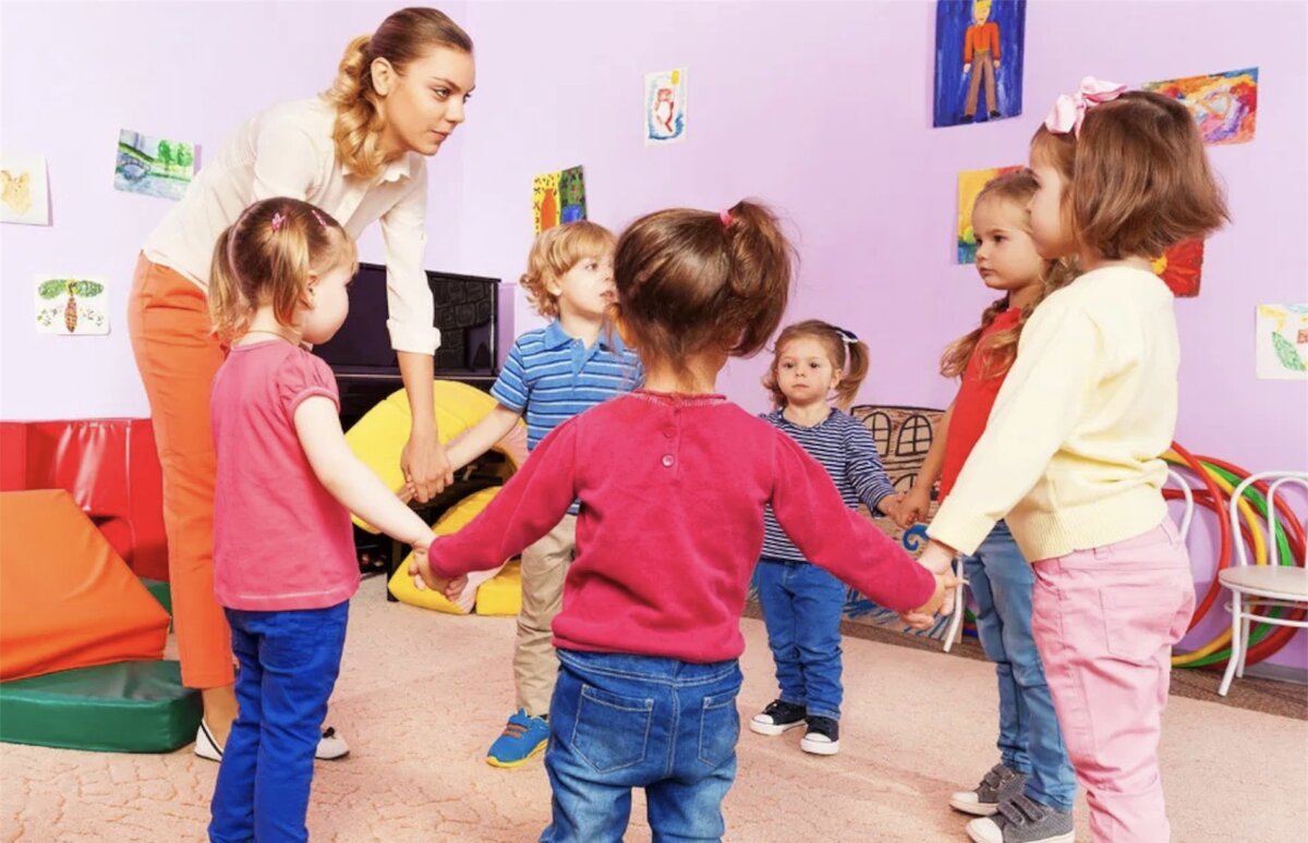 2. Игра «Вставай, я смотрю на тебя!» Главная цель — развить взаимопонимание между детьми. 
Ход игры: воспитатель водит первым, чтобы показать правила. Все садятся в ряд, водящий выходит вперед, обводит глазами всех детей, а потом на 2-3 секунды останавливает на ком-то взгляд. Тот, на кого сейчас смотрит ведущий, должен встать и улыбнуться. Водящими становятся все дети по очереди, чтобы научиться понимать и чувствовать жесты и артикуляцию других. 