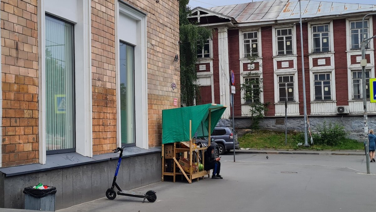     В центре карельской столицы появляется все больше и больше уличных торговцев. Узнали, законны ли такие лавки.