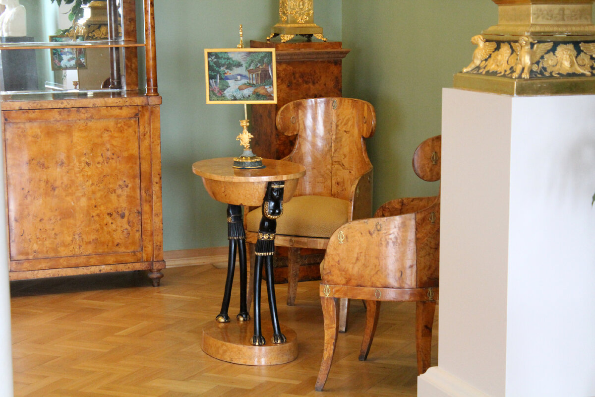 Подсвечник-миракль. Экспозиция "Гостиная усадебного дома" в Эрмитаже