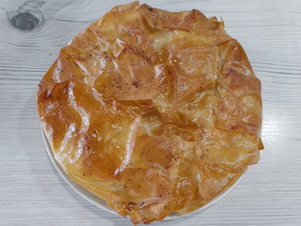 Сырный пирог из теста фило. Пицца из теста фило. Чипсы из теста фило. Пирог из теста фило. Самса из теста фило.