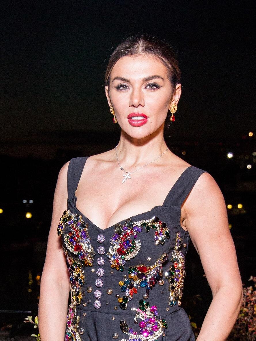 «Сейчас выпадет»: Анна Седокова пробежалась по улице в тесном лифчике ...