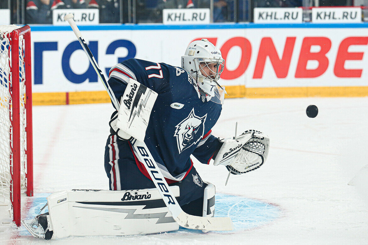 ​Эмиль Гарипов продлил контракт с «Нефтехимиком» на один сезон. Фото: hcnh.ru