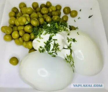 Похоже, но не то) в советском кафе, возле городского парка культуры и отдыха, яйцо подавали целым, как-то умудрялись ставить его вертикально, а сверху поливали майонезом, посыпали зелёным горошком и украшали петрушкой или укропом, плюс -  кусочек ржаного хлеба))) (фото из Интернета)