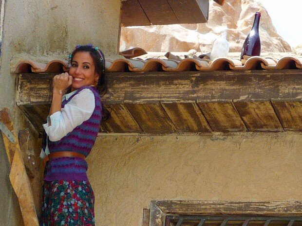 Айла ставит бутылки на крышу.