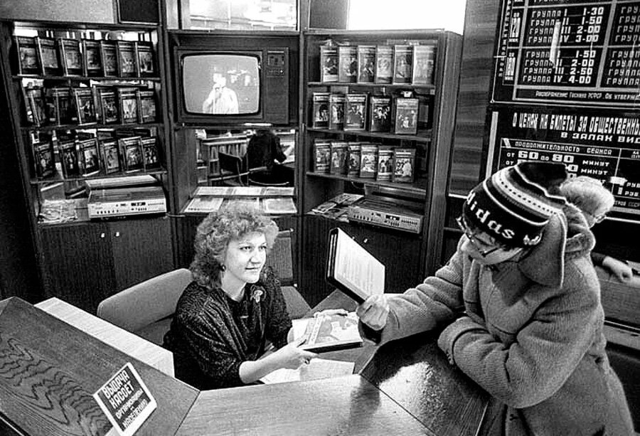 Это я посещаю казенный "Видеосалон" на Арбате, 1988