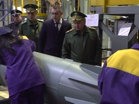     Сергей Шойгу на заводе в Нижегородской области. Фото: Кадр из видео.