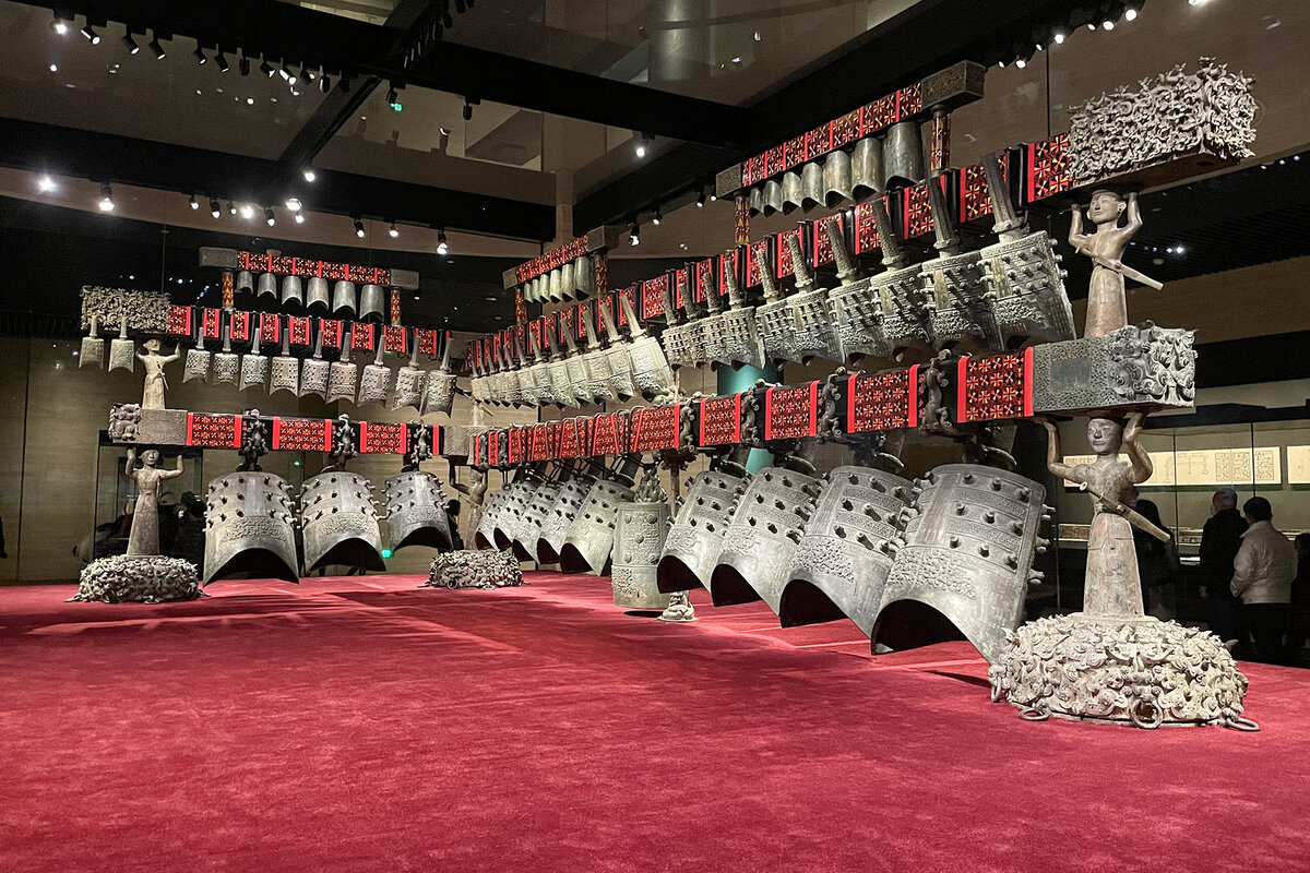 Древнекитайский музыкальный инструмент Бяньчжун, принадлежавший князю царства Цзэн периода Воюющих царств, найденный археологами в 1978 году