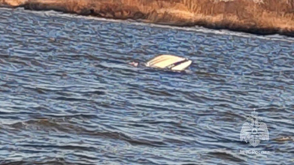    В 700 метрах от берега реки Камы обнаружили перевернутую лодку носовой частью вверх. Фото: пресс-служба ГУ МЧС по Татарстану