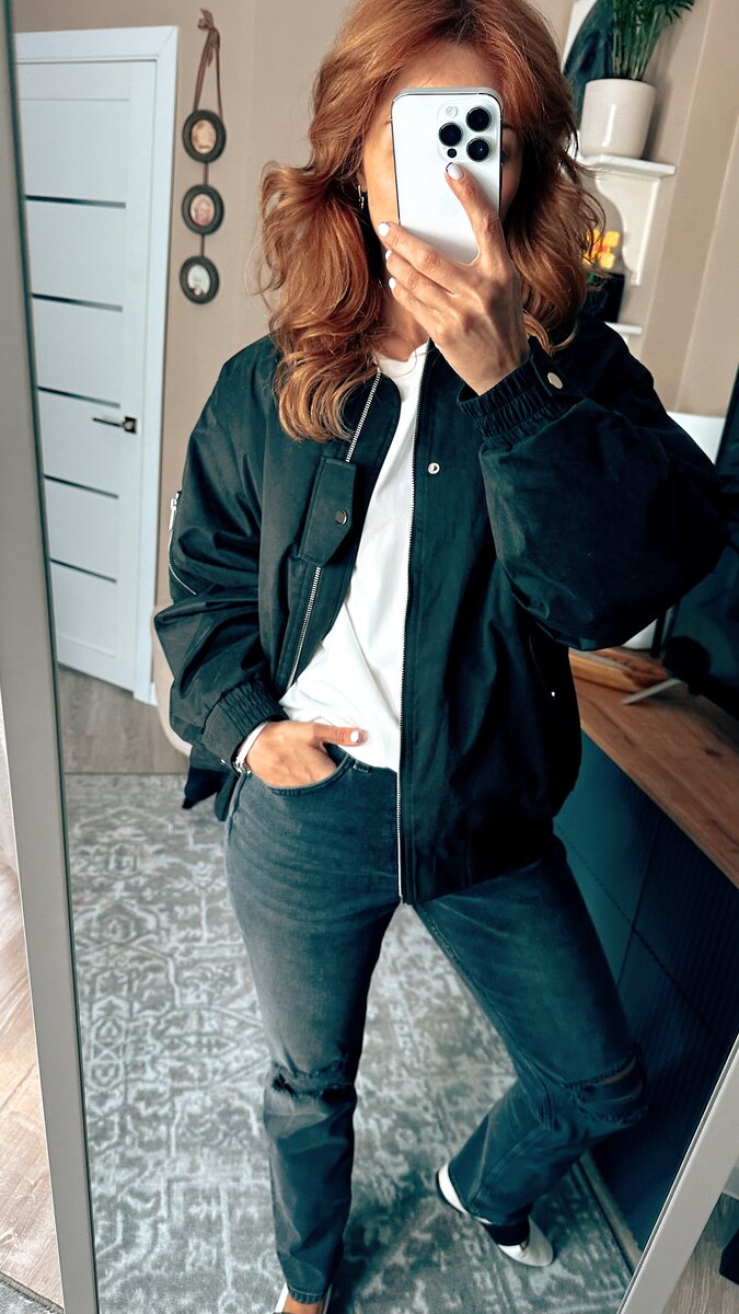 Классический вариант — прямые джинсы + бомбер + лонгслив или футболка.