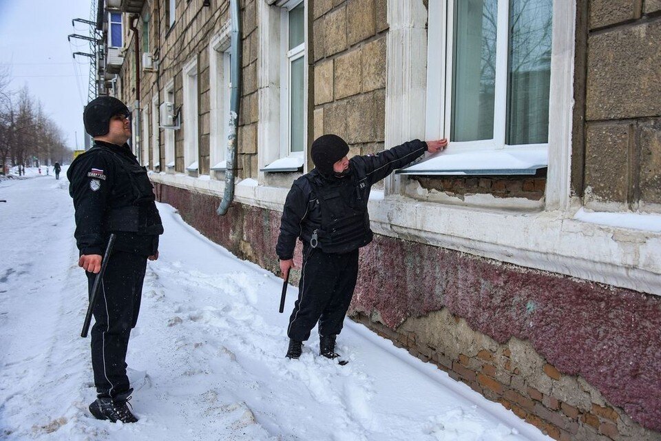     В Новосибирске обстреляли задание на улице Дмитрия Донского, принадлежащее минобороне. Фото: АБ Гвардия