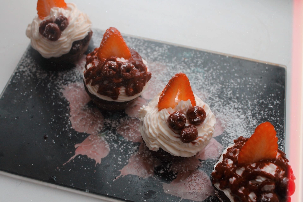 Шоколадные капкейки с вишней и крем-чизом 