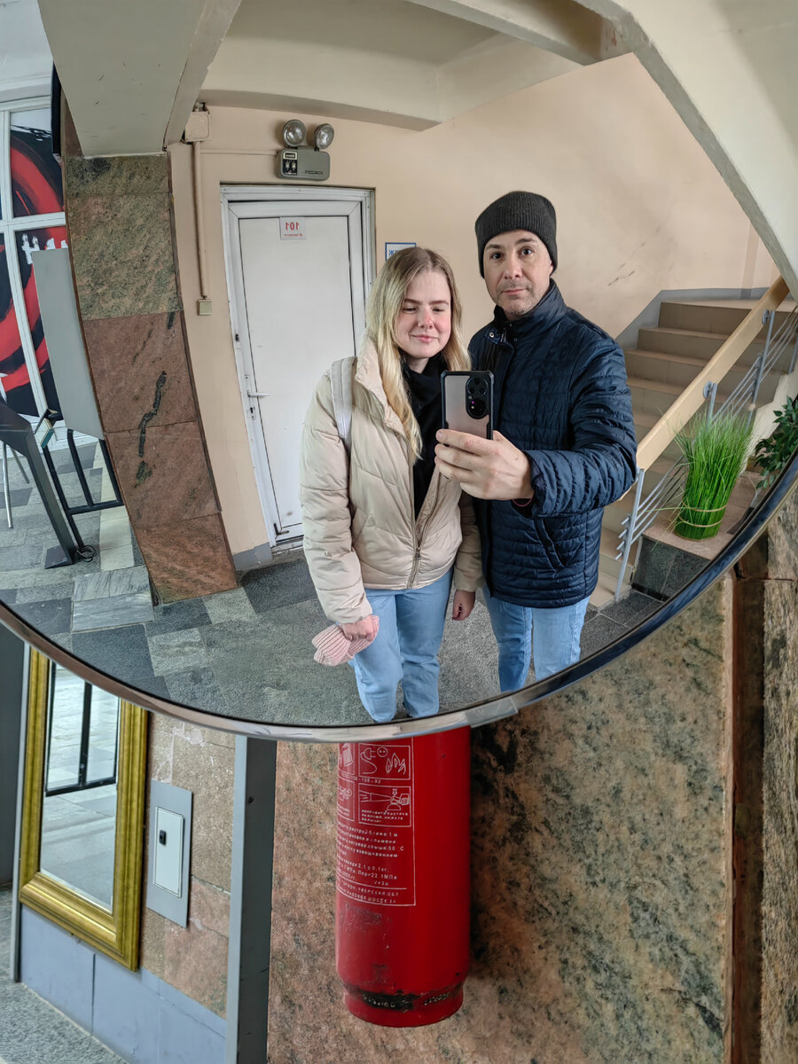 А дурак, оно как известно - в зеркале. К любимой это не относится, она - идеальная!
