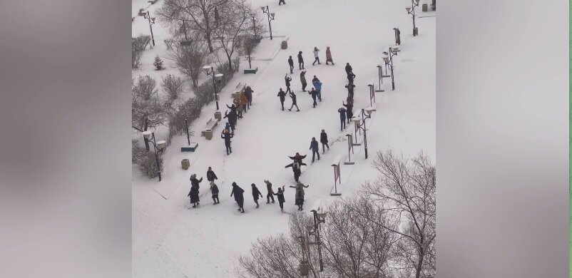 Напротив здания правительства региона теперь красуется большая ракета, сделанная учениками гимназии №4. Фото: скриншот видео/ТГ-канал Правительства Забайкалья